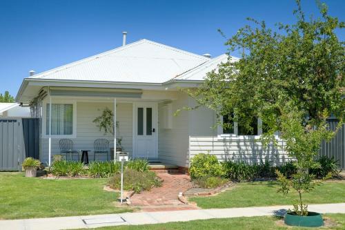 Wodonga House | Cute Cummings St Cottage