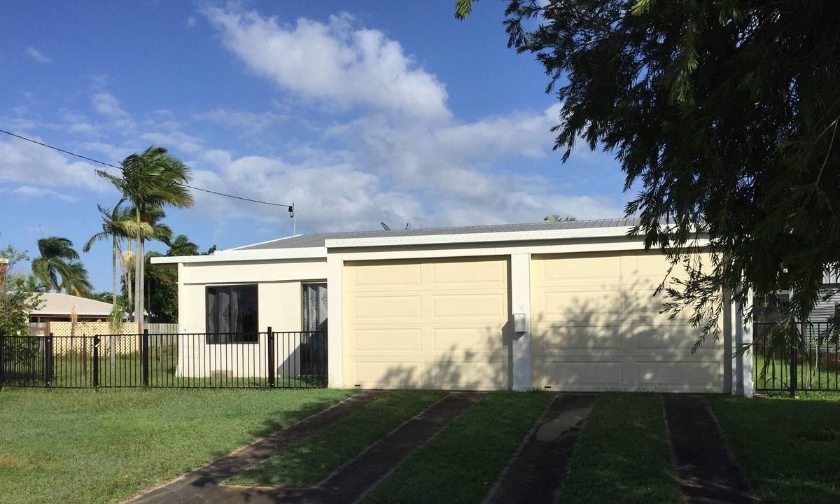 Tin Can Bay House | Cute Little House with air conditioning