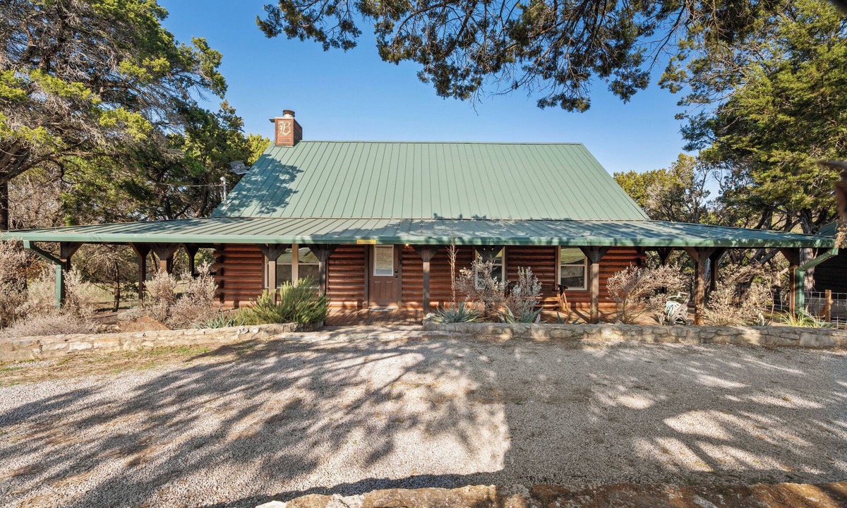 Morgan House | Cute log cabin in The Canyons near Lake Whitney