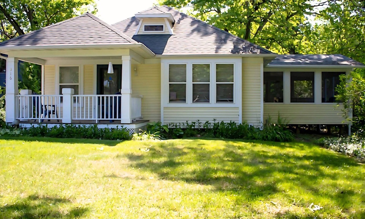 New Buffalo House | Cute New Buffalo Home, Fire Pit, Yard Games, walkable