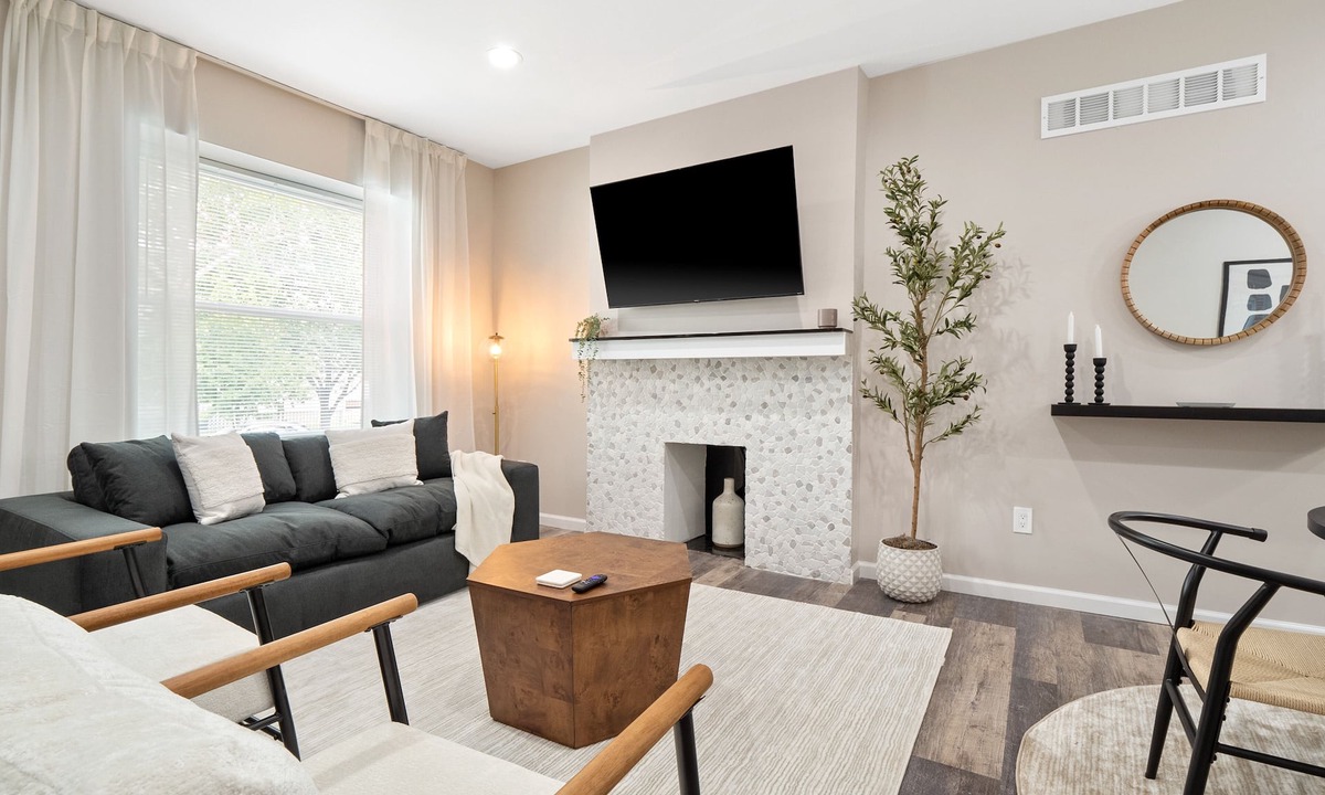 St. Louis Apartment | Cute Newly Renovated/King Beds/WashU & Clayton