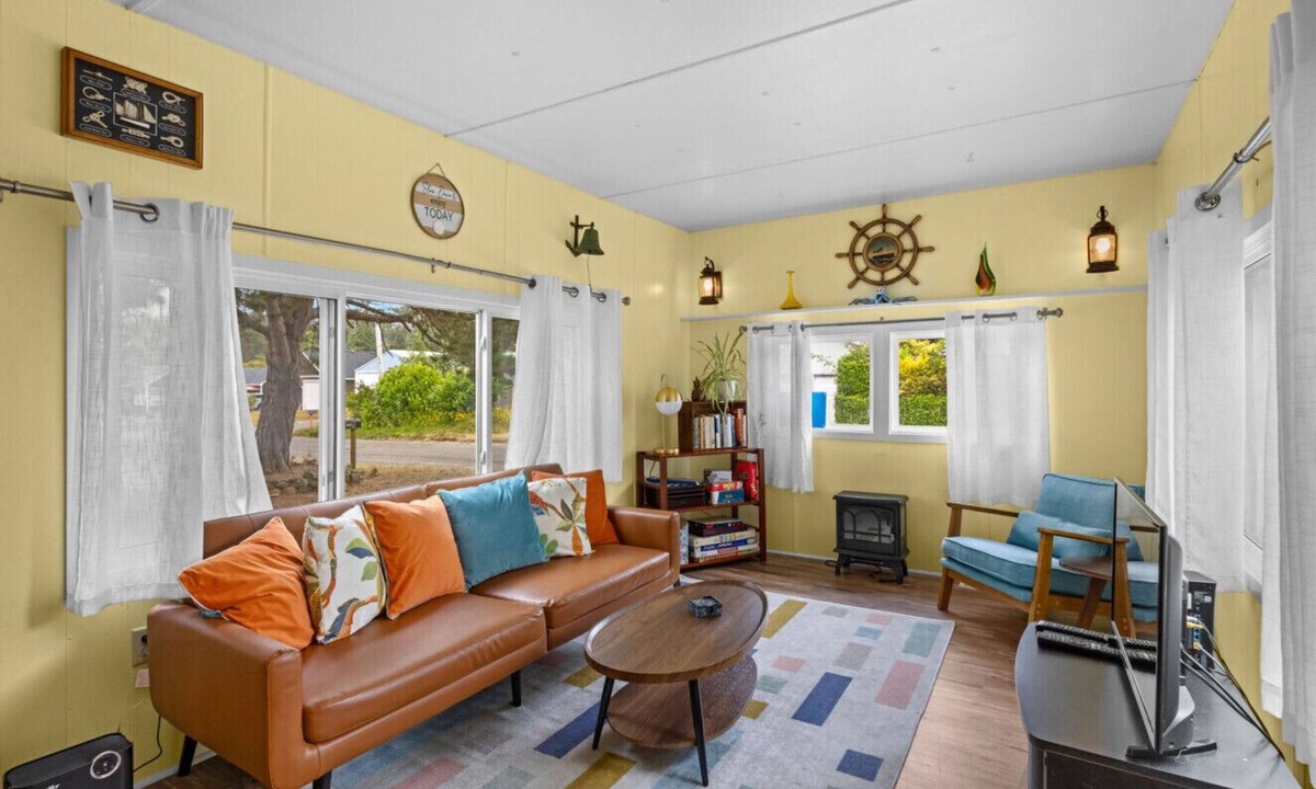Rockaway Beach House | Cute Pet Friendly Home With Firepit