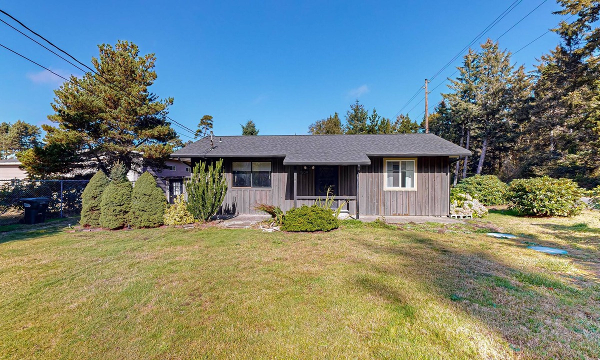 Long Beach House | Cute Quaint Cabin by the Sea, w/fire pit, wood-burning fireplace & WIFI