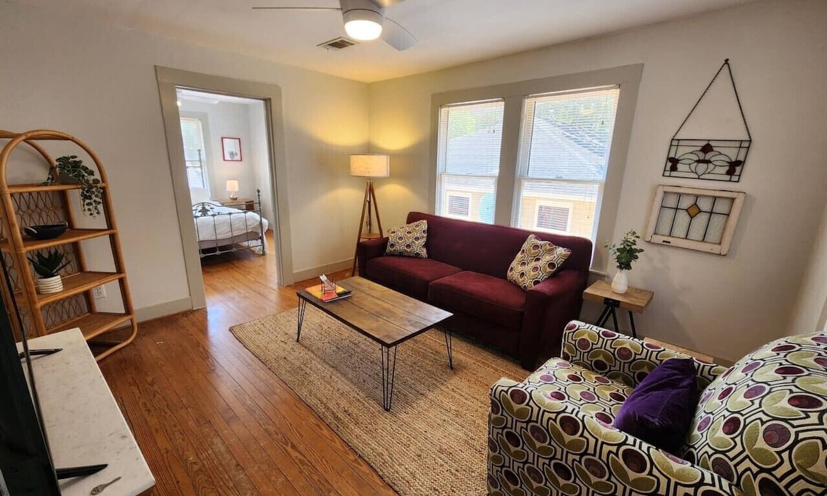 Greater Heights House | Cute & Quiet Garage Apt Home