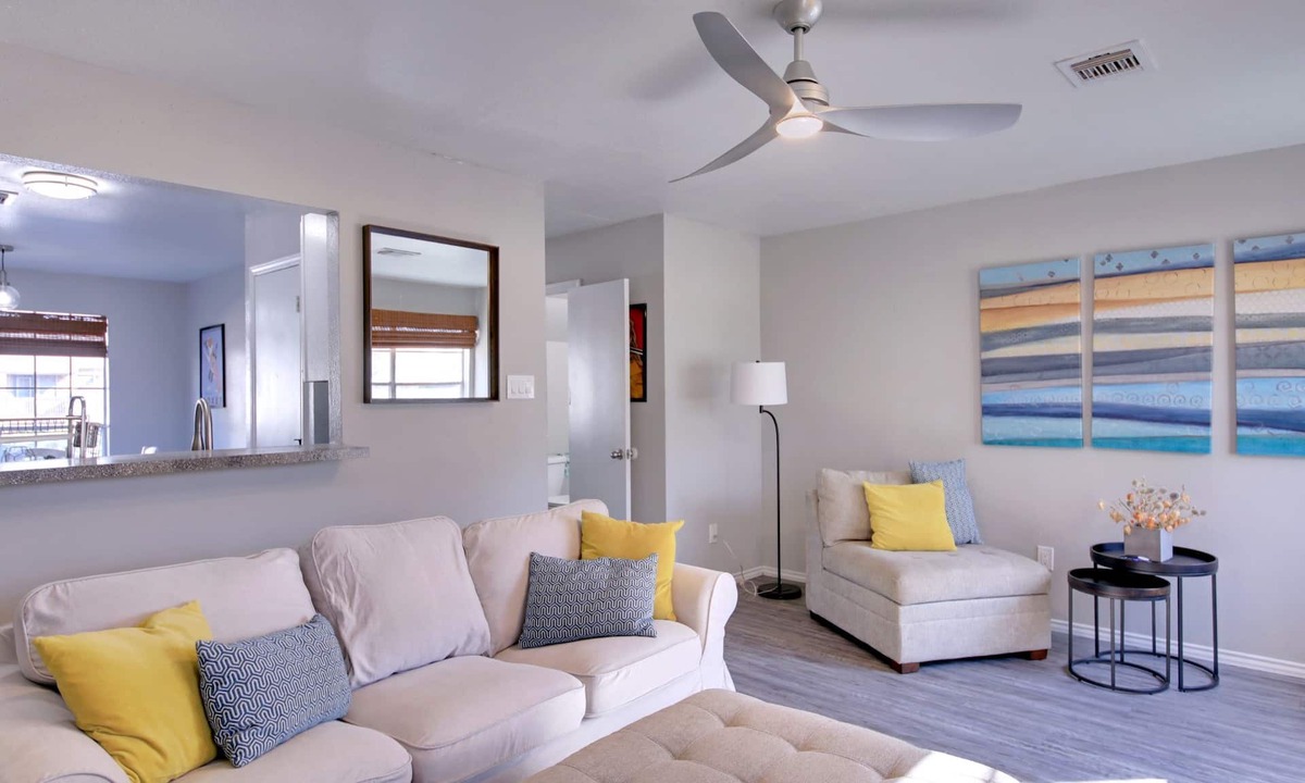 Pleasant Valley Condo | Cute Riverside Townhome close to DT, the Airport, and everything else Austin!