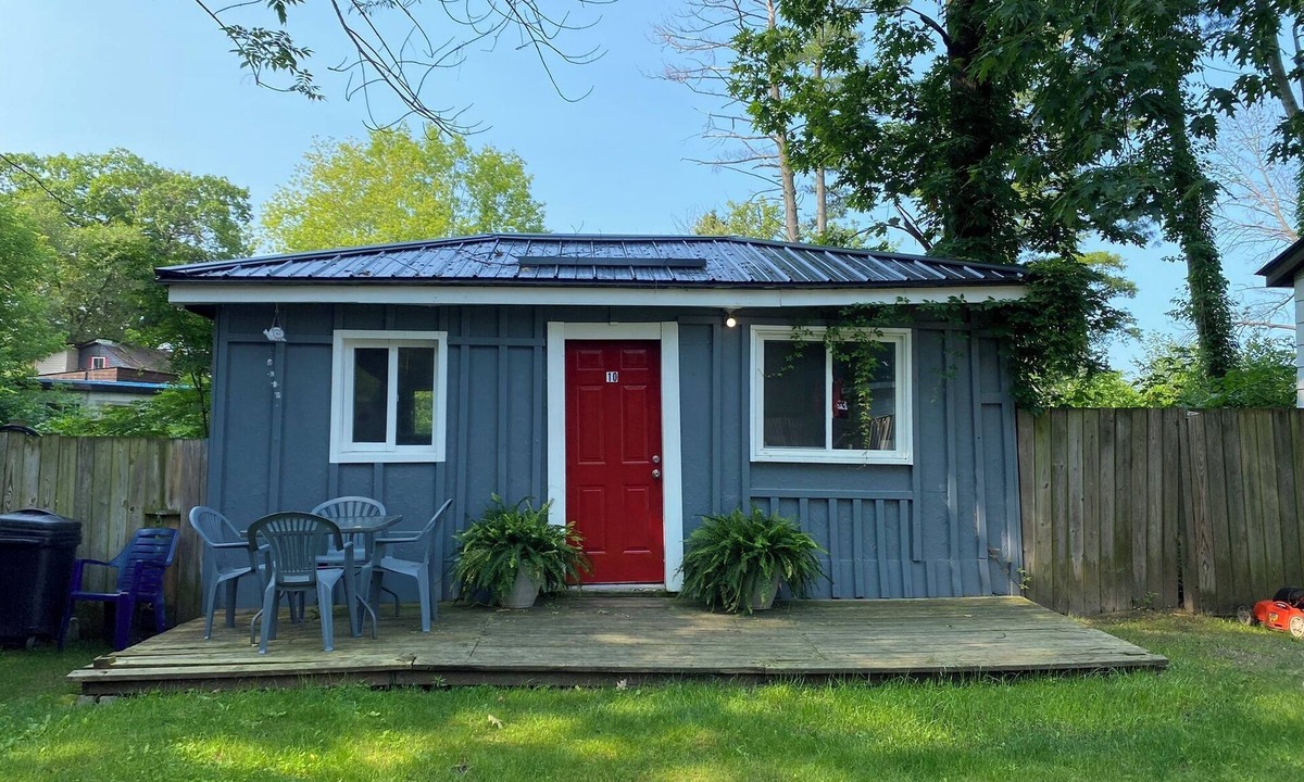 Wasaga Beach Apartment | Cute Wasaga Beach Studio cottage short walk to the beach!