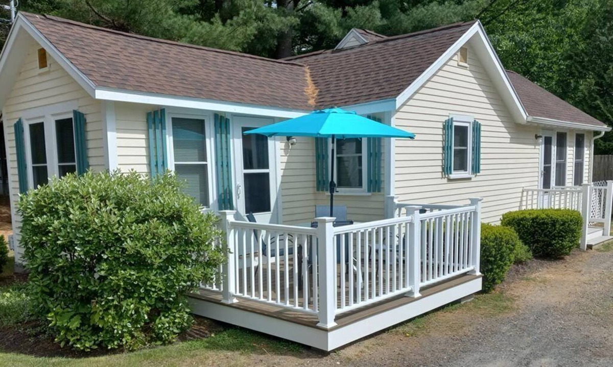 Gilford Cottage | cutie Lakefront Cottage with private beach