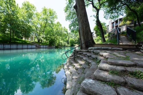 New Braunfels House | CW B209 The Float Inn 3