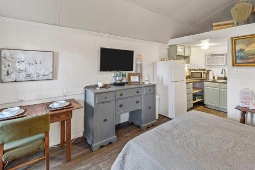 Oil City House | Cypress ChaletCaddo Lake Cabin with Kayaks