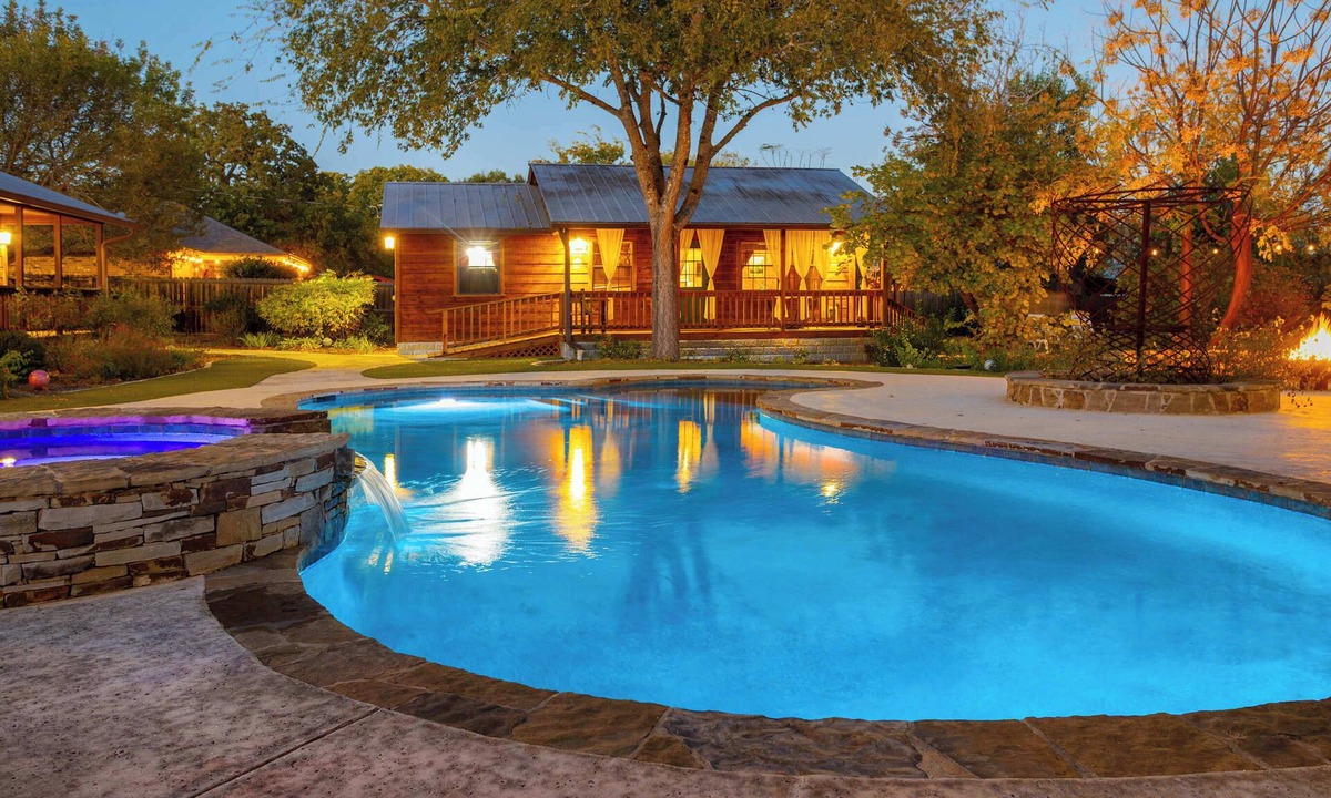 Comfort Cabin | Cypress Creek Cabin Stay for 6 Access to Pool Hot Tub