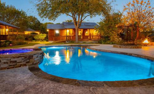 Comfort House | Cypress Creek Cabin Stay for 6 Access to Pool Hot Tub