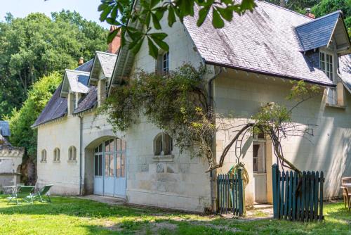 Chenehutte-Treves-Cunault House | Dépendance du Château - 4 Chambres - Grande salle commune - Bord de Loire