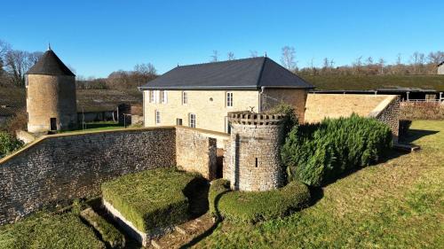 Pouru-Saint-Remy House | Dépendance du château de Remehan rénovée avec goût