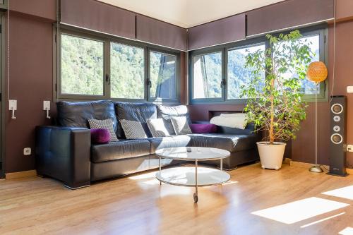 Santa Coloma d'Andorra Apartment | Dúplex Artístico con Terraza I 10 min del Centro I AndStay