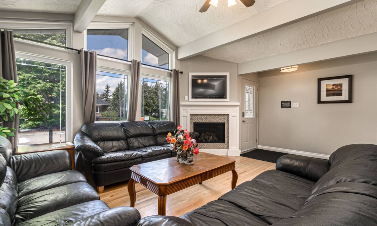 Haysboro House | D@home Entire &Family by Glenmore Reservoir/Heritage Park/Rockview Hospital
