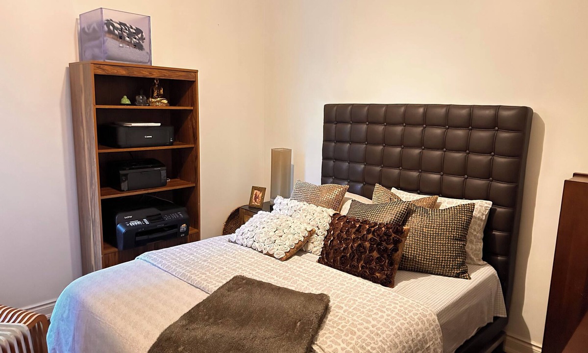 Cabbagetown Apartment | D.T Toronto , room