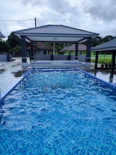 Kampung Dusun Rendah House | D’wokah Roomah Pool & Space