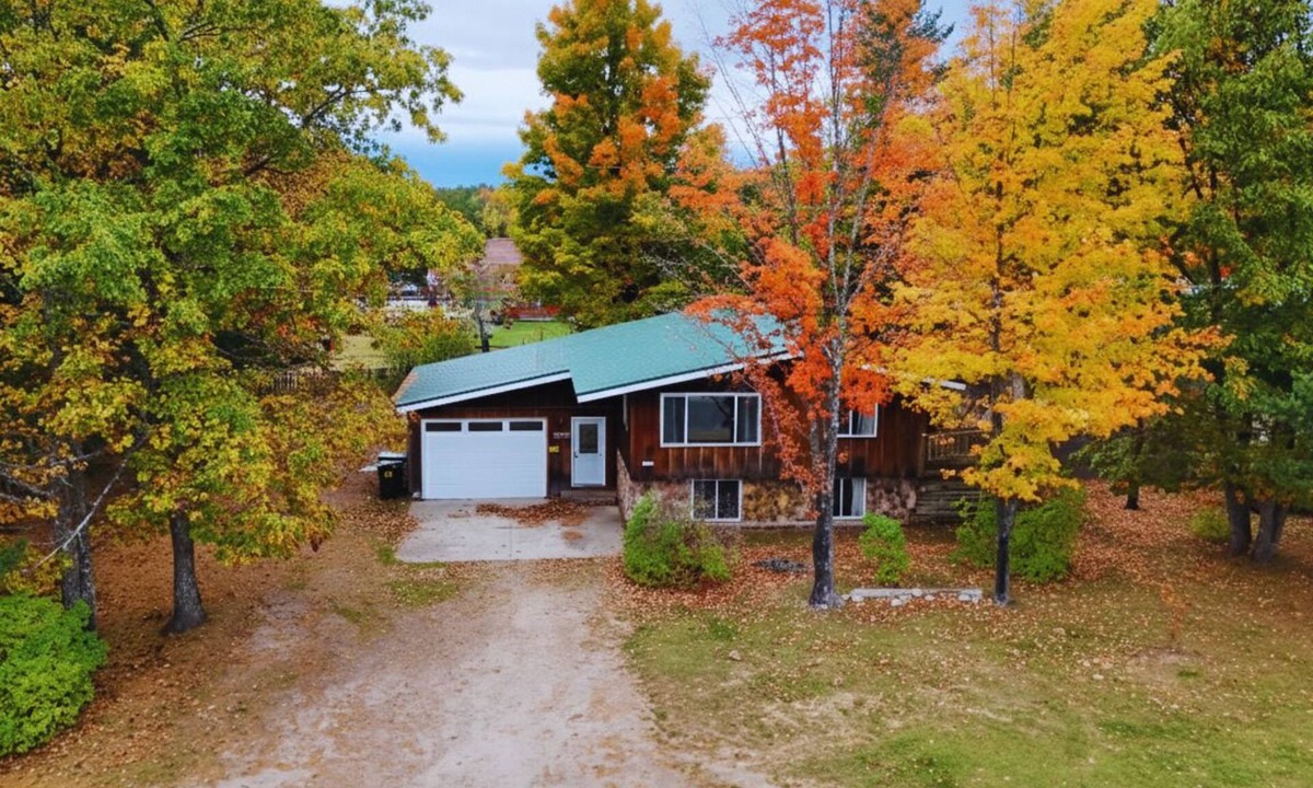Au Train House | da Big House, 2 blocks from Lake Superior, near Pictured Rocks, Trail Access.