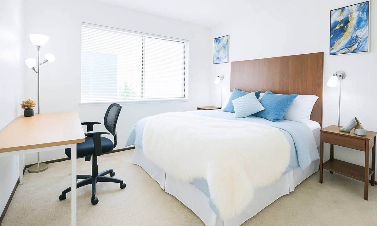 Sunnyvale House | Da-H2 B room (Blue) · Luxury King Bed Room in cent