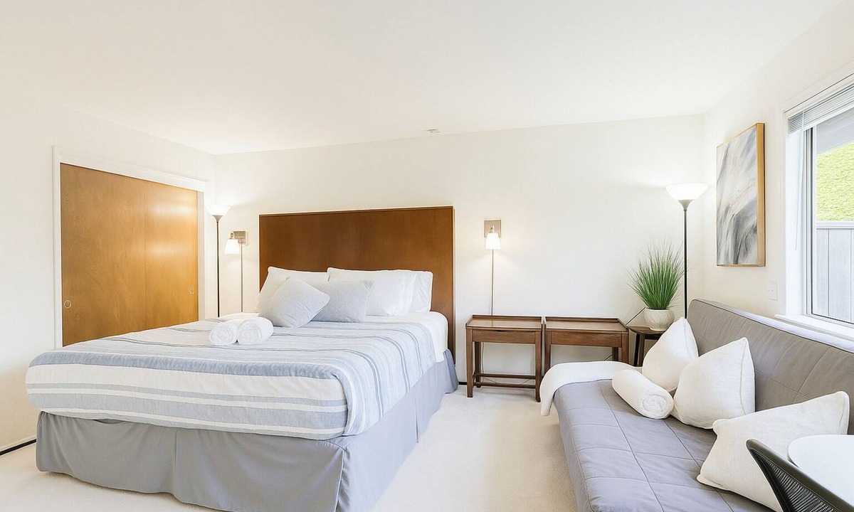 Sunnyvale House | Da-H2(Master) A Room · Master Room Luxury King Bed
