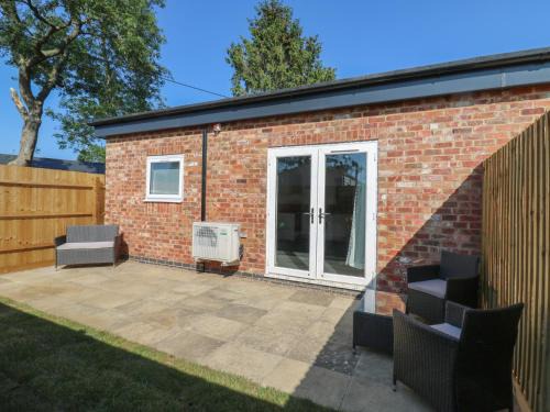 Earls Barton House | Daffodil