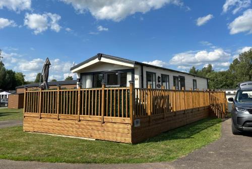 Wisbech Ski Chalet | Daffy Duck