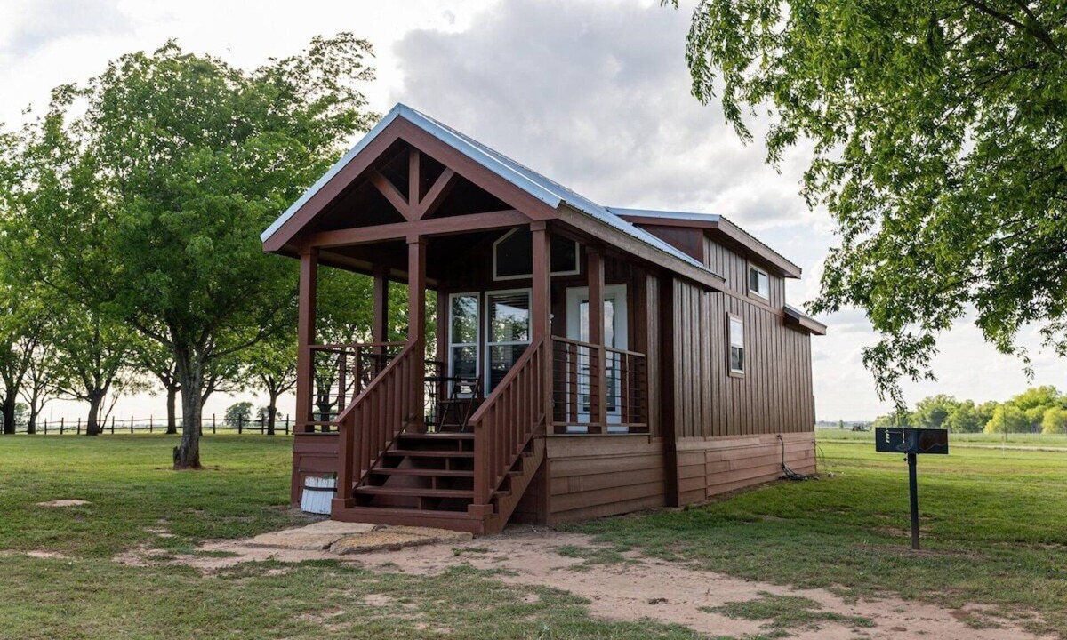 Satin Cabin | Dahlia Cabin, 5-mile ATV trail, and smores