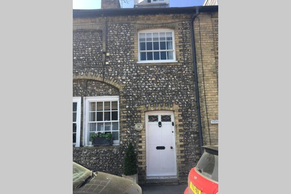 Arundel House | Daisy Cottage