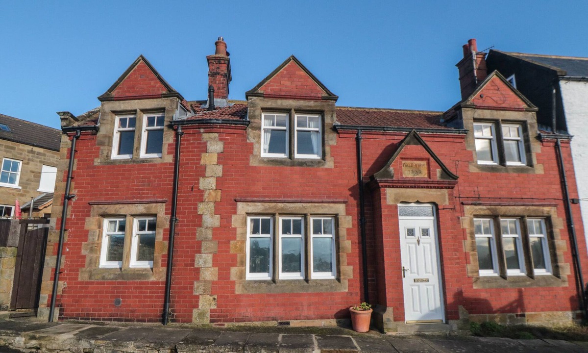 Fylingthorpe House | DALE VIEW, pet friendly, with open fire in Fylingthorpe