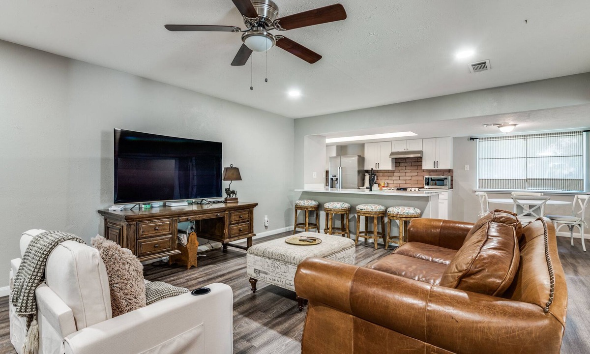 Oak Cliff House | Dallas 3BR, Fiber Internet + Big Yard, Sleeps 7-8