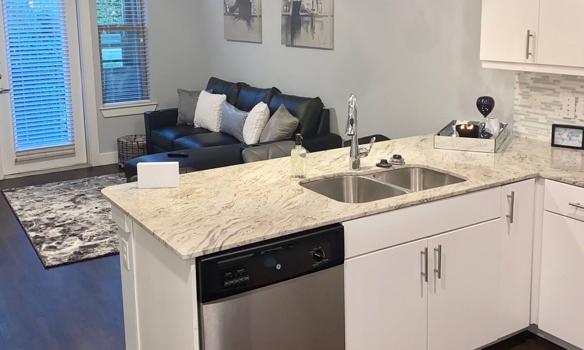 Farmers Branch Apartment | Dallas Modern Getaway