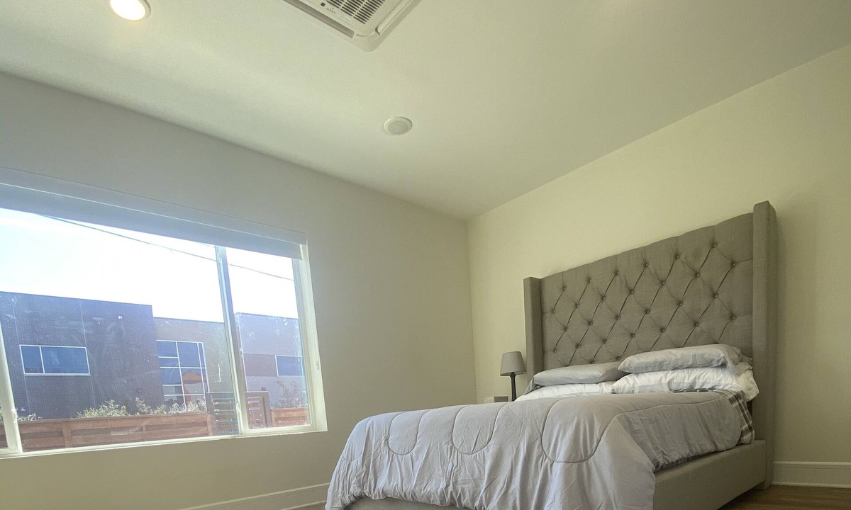 Old East Dallas Apartment | Dallas Queen Suite, EASY Parking,FAST wifi
