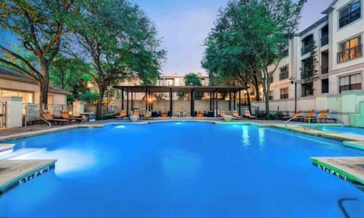 Cityplace Apartment | Dallas Uptown Chic 1BR overlooking Katy Trail
