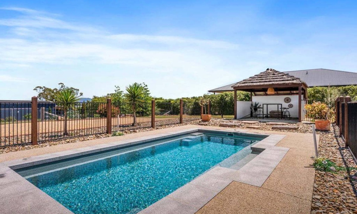 Mansfield House | Dan's Rise - With luxurious pool