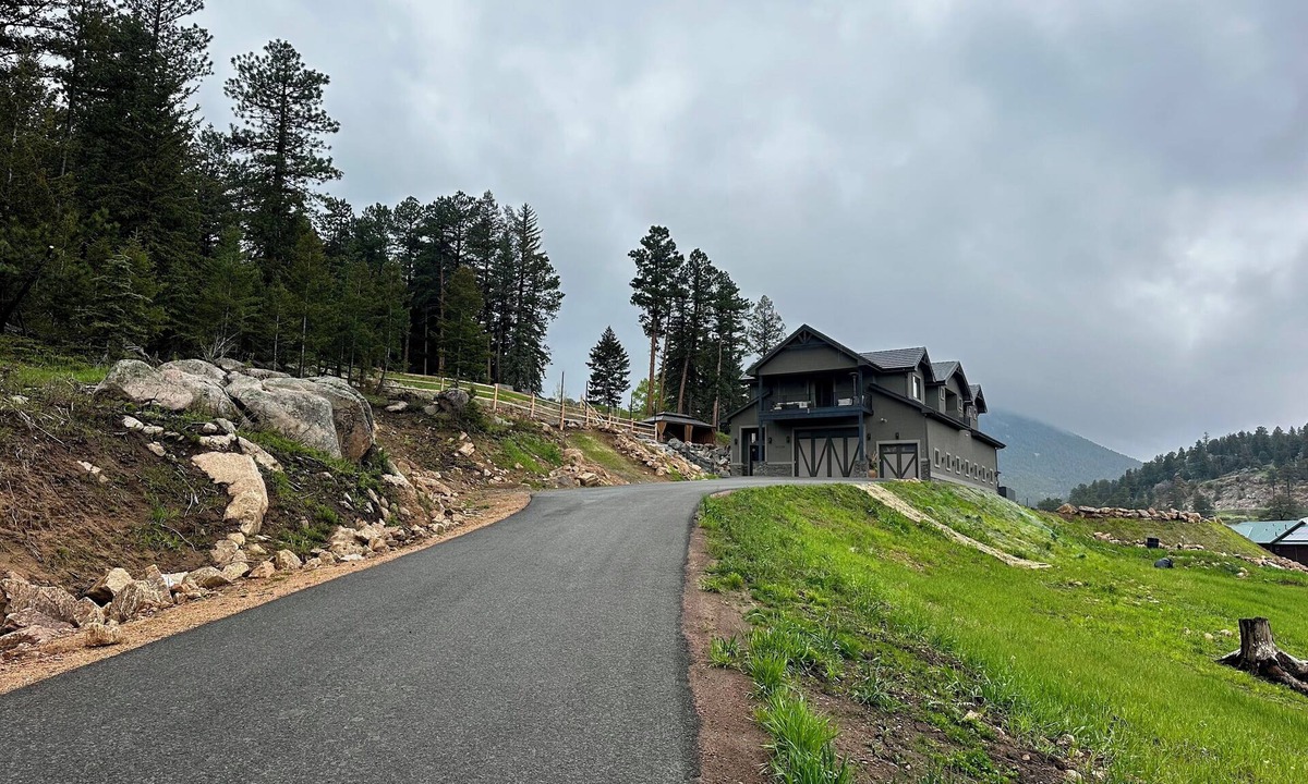 Pleasant Park Corridor House | Dandy’s Ranch.nDream Mountain Home!