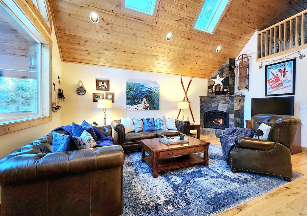 Tahoe Vista House | Das Bar Haus - Walk to Beach & Close to Ski Resort