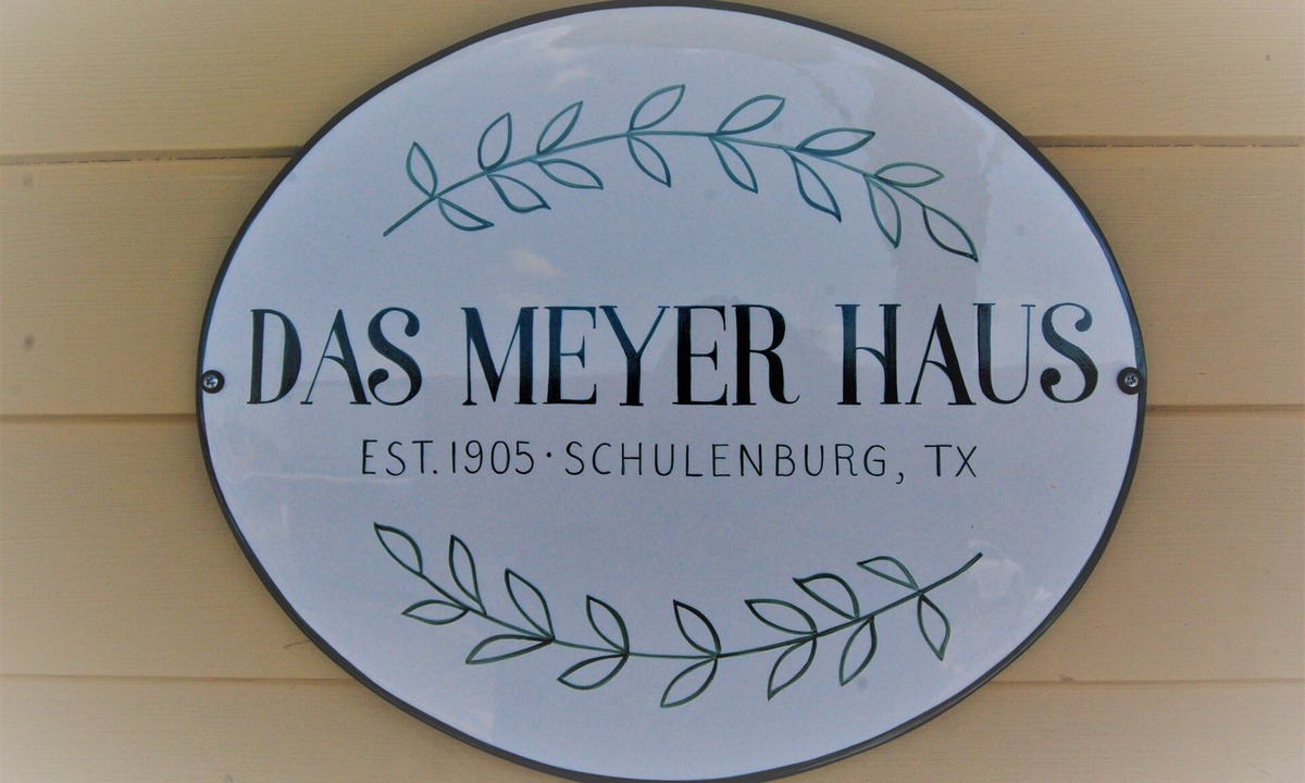 Schulenburg House | Das Meyer Haus - Luxe Victorian Gem