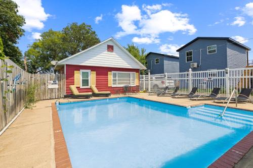 Monticello Hotel | Dave's Last Resort Lakeside - Long Stay Discount - Comfy Cabin 5