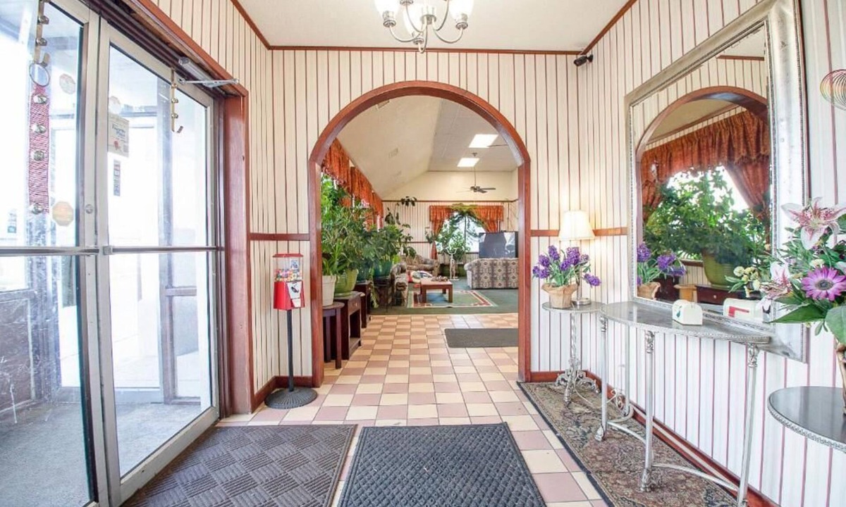 Elkhart Hotel | Day lite inn