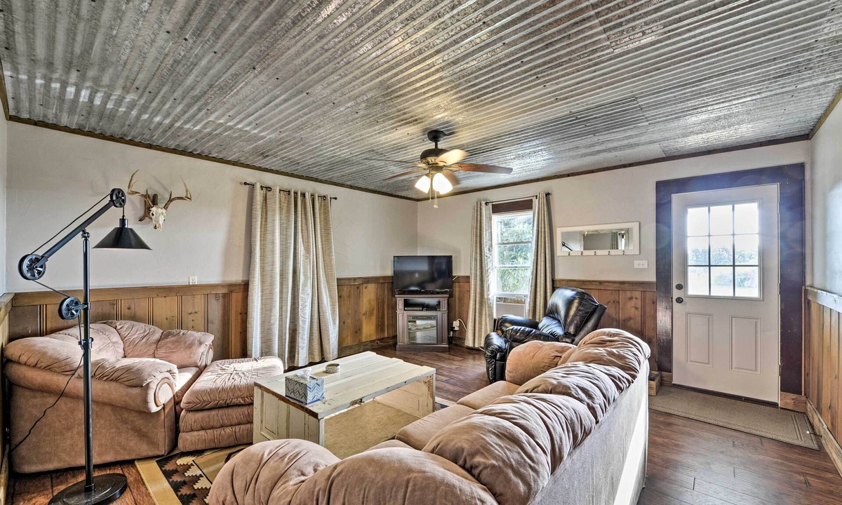 McLennan County House | Day Trip to Waco & Temple: House on Cattle Farm