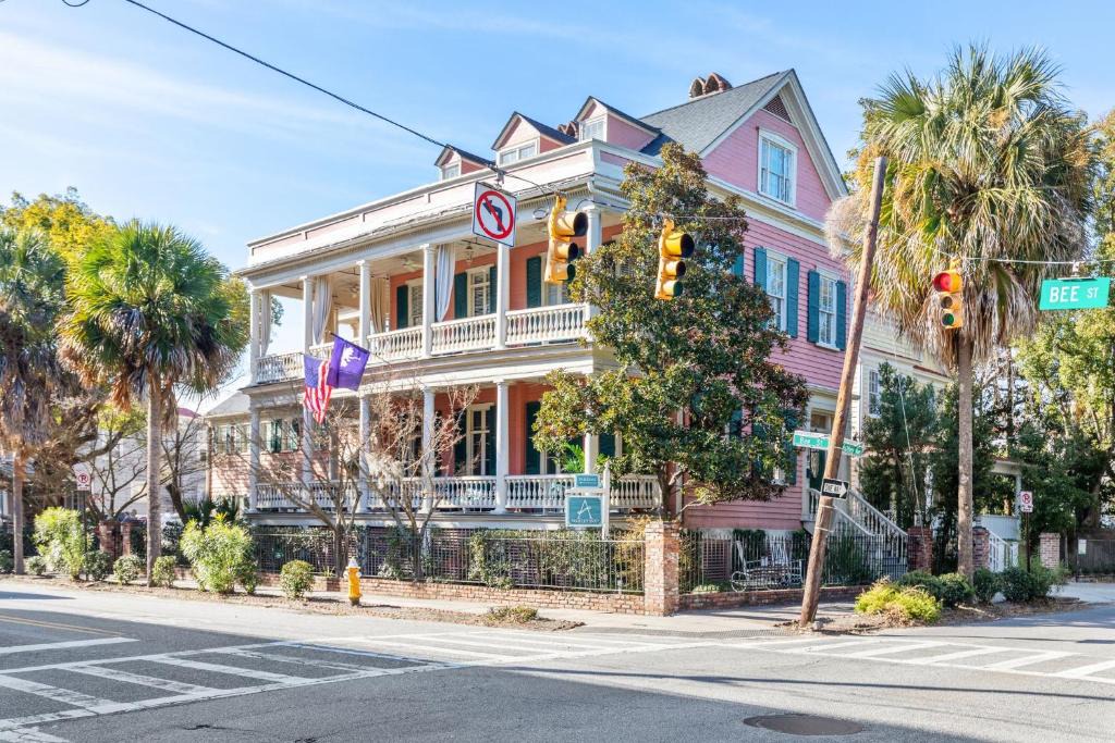 Cannonborough Elliotborough Bed & Breakfast | Daybed with Trundle in the Beautiful Ashley Inn 4 Blocks From King St