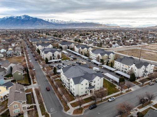 Daybreak Apartment | Daybreak Gateway - Skiing, Office & Views