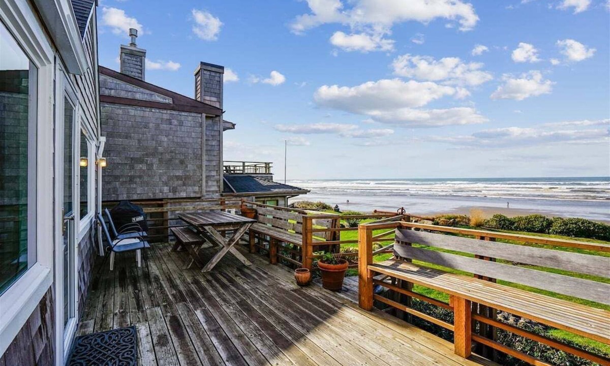 Tolovana Park House | Daydreamer - Beachfront!