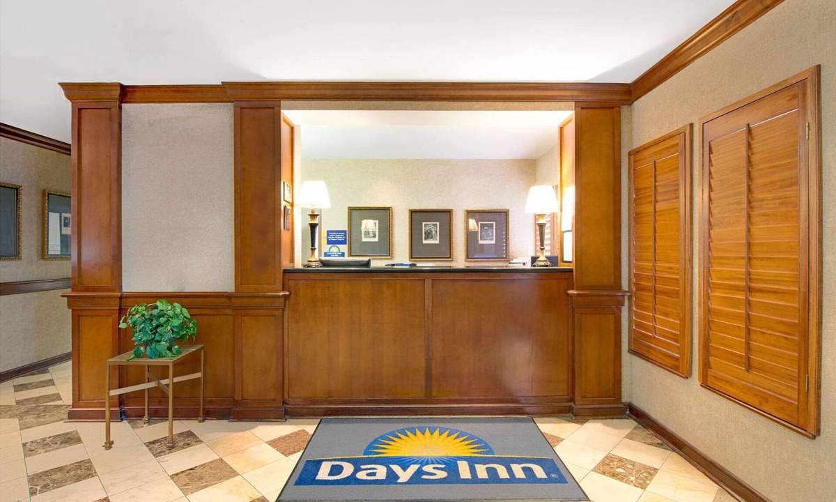 Maryland Heights Hotel | Days Inn and Suites by Wyndham St. Louis/Westport Plaza