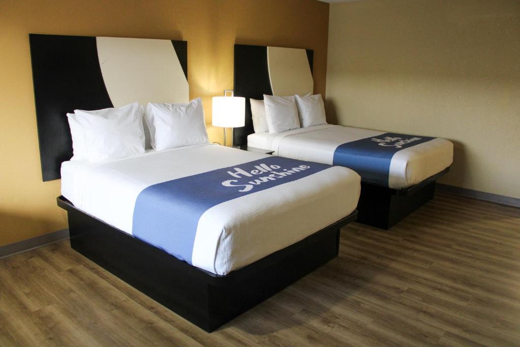 Orchard District Hotel | Days Inn by Wyndham Bend