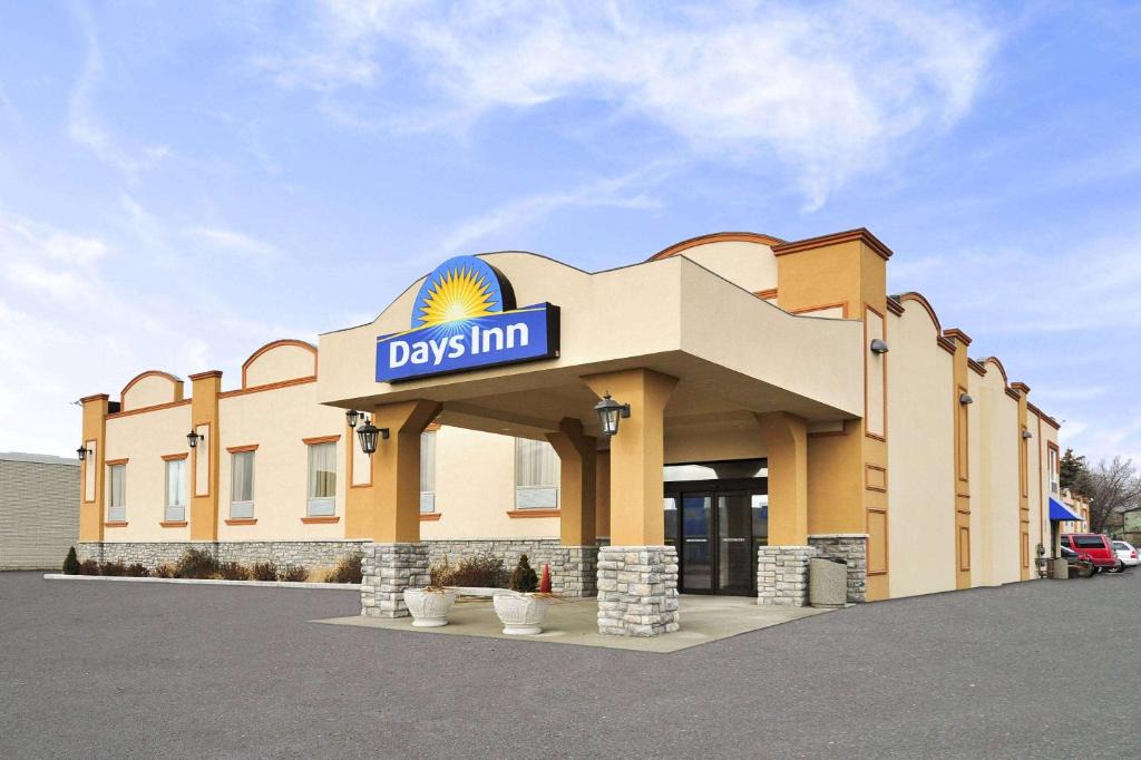 Brampton Hotel | Days Inn by Wyndham Brampton