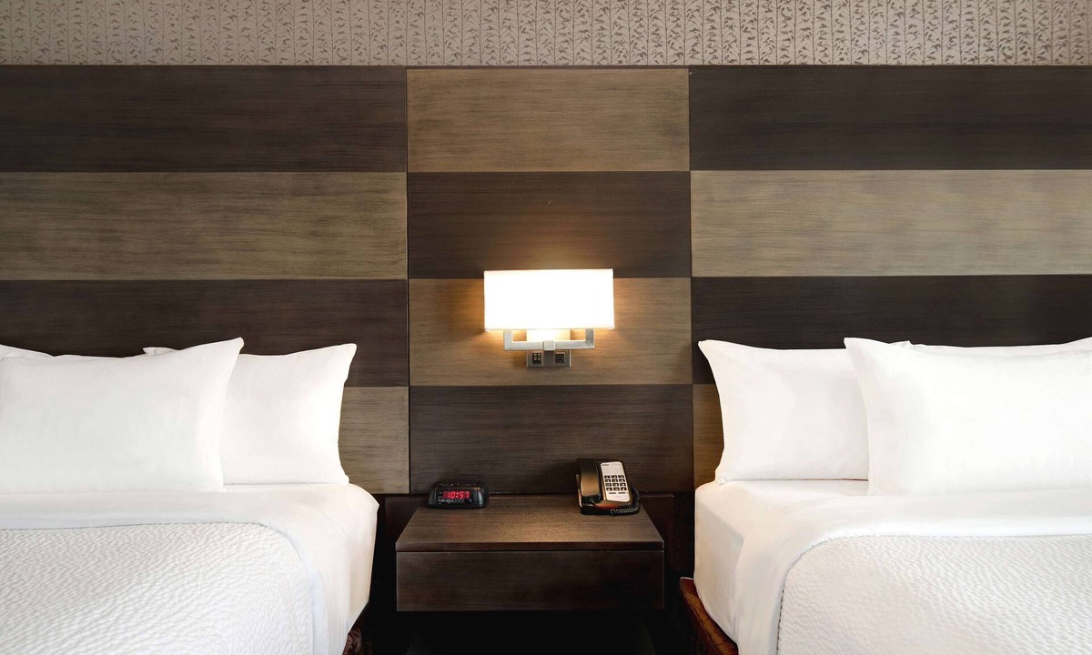 Southwest Calgary Hotel | Days Inn by Wyndham Calgary South