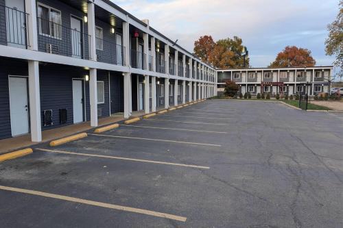 Champaign Hotel | Days Inn by Wyndham Champaign/Urbana