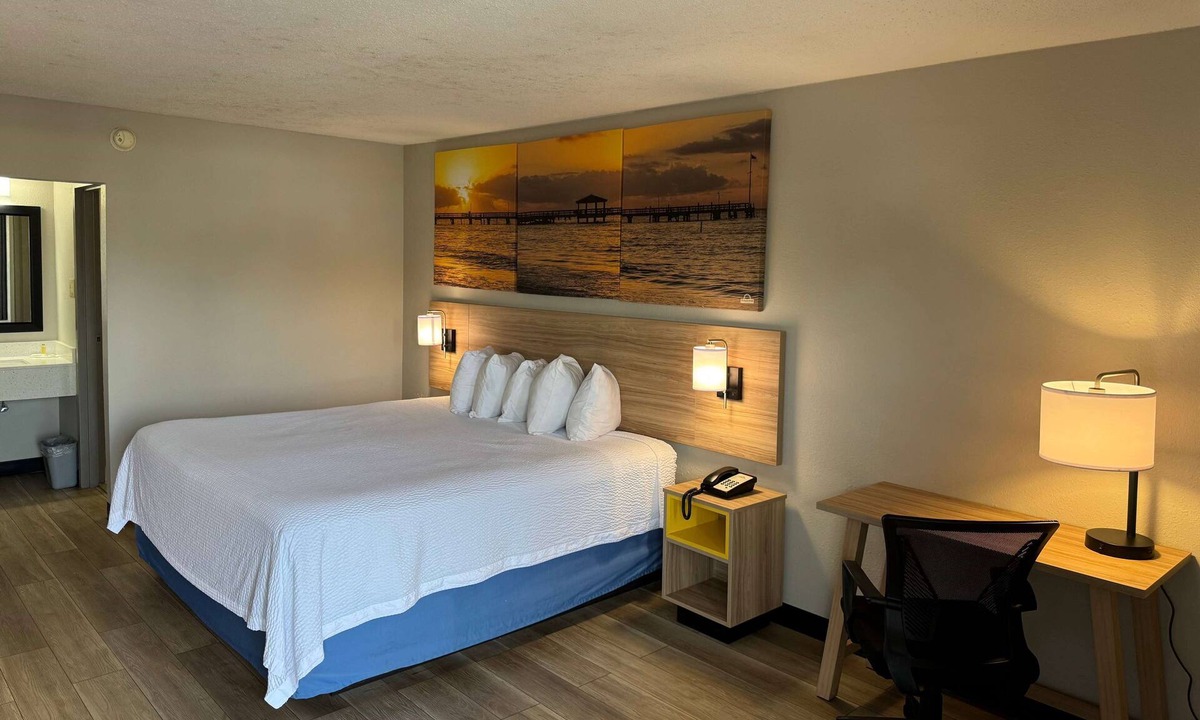 Crystal River Hotel | Days Inn by Wyndham Crystal River