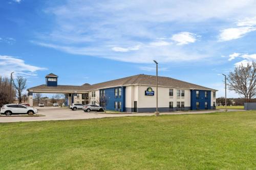 Plano Hotel | Days Inn by Wyndham Dallas Plano